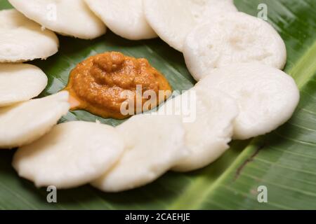 Foto von südindischen Gericht, Idli sambar auf einem Bananenblatt Stockfoto