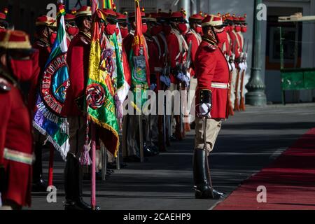 La Paz, Bolivien. August 2020. Bolivien feierte seinen 195. Unabhängigkeitstag, während es mit der Pandemie COVID-19 und einer schweren politischen Krise kämpfte. Die Ehrenwache des Präsidenten, Batallon Colorado, nahm an den Feierlichkeiten auf der Plaza Murillo Teil. Radoslaw Czajkowski/ Alamy Live News Stockfoto