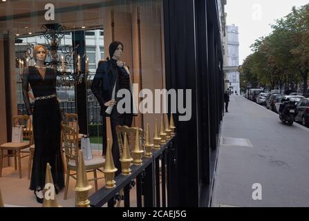 *** KEIN VERKAUF AN FRANZÖSISCHE MEDIEN ODER VERLAGE - RECHTE VORBEHALTEN ***03. August 2020 - Paris, Frankreich: Die Vorderseite des Louis Vuitton-Geschäfts in der Avenue Montaigne, einer Straße mit Luxusgeschäften. Luxusmarkengeschäfte in Paris sind stark von der Covid-Krise betroffen, und wohlhabende Touristen bleiben aufgrund von Reisebeschränkungen und Befürchtungen wegen des Coronavirus fern. La Facade de la Boutique Louis Vuitton sur l'Avenue Montaigne. Les boutiques de luxe font face a une chute de leur clientel traditionnelle du fait de la crise du Covid-19 et des restrictions de voyage. Stockfoto