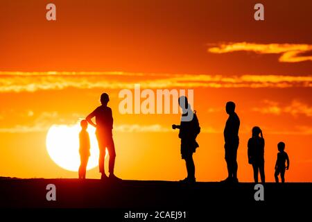 Neukirchen Vluyn, Deutschland. August 2020. Auf der Halde Norddeutschland stehen die Menschen vor der untergehenden Sonne. Quelle: Marcel Kusch/dpa/Alamy Live News Stockfoto