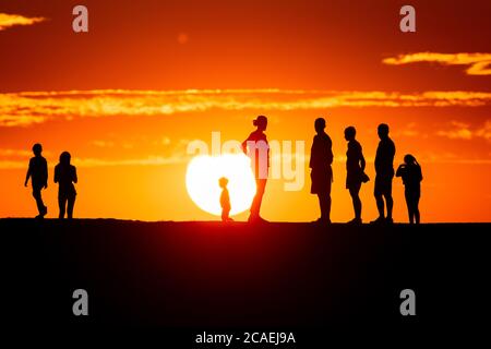 Neukirchen Vluyn, Deutschland. August 2020. Auf der Halde Norddeutschland stehen die Menschen vor der untergehenden Sonne. Quelle: Marcel Kusch/dpa/Alamy Live News Stockfoto