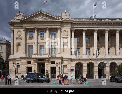 *** KEIN VERKAUF AN FRANZÖSISCHE MEDIEN ODER VERLAGE - RECHTE VORBEHALTEN ***03. August 2020 - Paris, Frankreich: Haupteingang des Hotels Crillon Palace, der im Sommer nach der Schließung von Covid-19 wegen Geschäftsmangel geschlossen bleibt. Luxusmarkengeschäfte in Paris sind von der Covid-Krise stark betroffen, da wohlhabende Touristen aufgrund von Reisebeschränkungen und Befürchtungen wegen des Coronavirus fernbleiben. Facade de l'Hotel Crillon, un celebre Palace parisien qui Reste ferme pondant l'ete 2020 du fait de l'epidemie de Covid-19. Les boutiques de luxe font face a une chute de leur Kundschaft traditionnelle Stockfoto