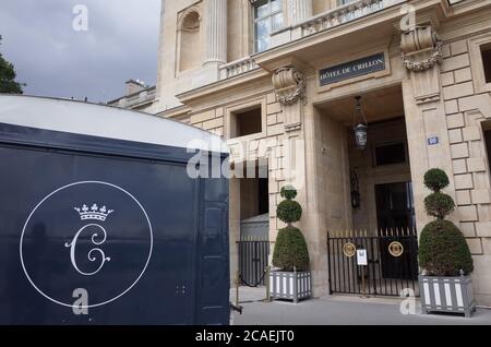 *** KEIN VERKAUF AN FRANZÖSISCHE MEDIEN ODER VERLAGE - RECHTE VORBEHALTEN ***03. August 2020 - Paris, Frankreich: Haupteingang des Hotels Crillon Palace, der im Sommer nach der Schließung von Covid-19 wegen Geschäftsmangel geschlossen bleibt. Luxusmarkengeschäfte in Paris sind von der Covid-Krise stark betroffen, da wohlhabende Touristen aufgrund von Reisebeschränkungen und Befürchtungen wegen des Coronavirus fernbleiben. Facade de l'Hotel Crillon, un celebre Palace parisien qui Reste ferme pondant l'ete 2020 du fait de l'epidemie de Covid-19. Les boutiques de luxe font face a une chute de leur Kundschaft traditionnelle Stockfoto