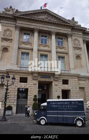 *** KEIN VERKAUF AN FRANZÖSISCHE MEDIEN ODER VERLAGE - RECHTE VORBEHALTEN ***03. August 2020 - Paris, Frankreich: Haupteingang des Hotels Crillon Palace, der im Sommer nach der Schließung von Covid-19 wegen Geschäftsmangel geschlossen bleibt. Luxusmarkengeschäfte in Paris sind von der Covid-Krise stark betroffen, da wohlhabende Touristen aufgrund von Reisebeschränkungen und Befürchtungen wegen des Coronavirus fernbleiben. Facade de l'Hotel Crillon, un celebre Palace parisien qui Reste ferme pondant l'ete 2020 du fait de l'epidemie de Covid-19. Les boutiques de luxe font face a une chute de leur Kundschaft traditionnelle Stockfoto