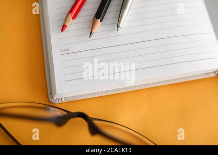 Leeres Notizbuch, Bleistift und Brille Arbeitsplatz Stockfoto