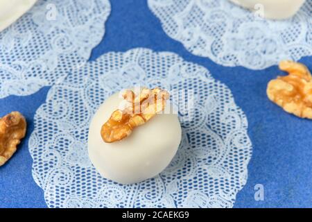 KÖSTLICHE SÜSSE WALNUSS CAMAFEU IN EINEM BLAUEN KERAMIK-BEHÄLTER Stockfoto