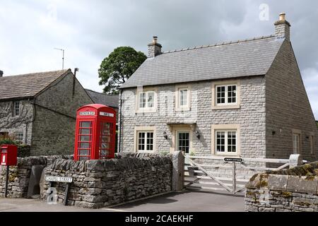 Alte öffentliche Telefonbox im Peak District Dorf von Monyash, die jetzt als Gemeinschaftsleihe Bibliothek verwendet wird Stockfoto