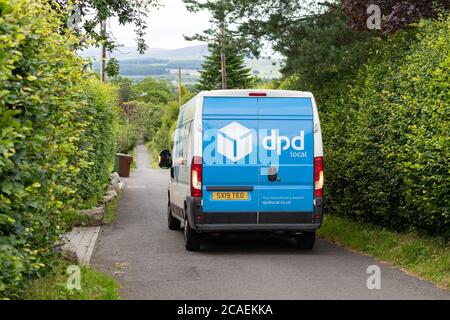 dpd lokaler Lieferwagen macht die Lieferung in ländlichen Dorf, Schottland, Großbritannien Stockfoto