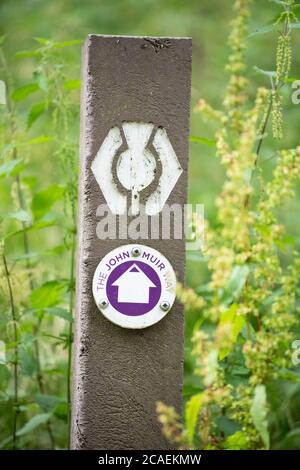 West Highland Way und John Muir Way Radwegmarkierungen auf dem Postweg - Killearn, Stirling, Schottland, Großbritannien Stockfoto