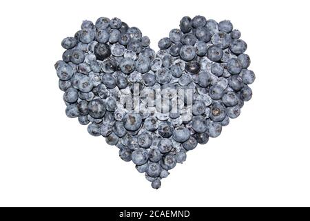 Herz aus reifen Blaubeeren. Isoliert auf weißem Hintergrund. Saftige Beeren. Concept Love. Gesunde und biologische Lebensmittel Stockfoto