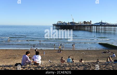 Brighton UK 6. August 2020 - Brighton Beach ist an einem schönen sonnigen Abend überfüllt, da die Temperaturen morgen wieder über 30 Grad im Südosten erreichen werden : Credit Simon Dack / Alamy Live News Stockfoto