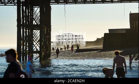 Brighton UK 6. August 2020 - Brighton Beach ist an einem schönen sonnigen Abend überfüllt, da die Temperaturen morgen wieder über 30 Grad im Südosten erreichen werden : Credit Simon Dack / Alamy Live News Stockfoto