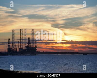 Sheerness, Kent, Großbritannien. August 2020. UK Wetter: Sonnenuntergang in Sheerness, Kent. Kredit: James Bell/Alamy Live Nachrichten Stockfoto