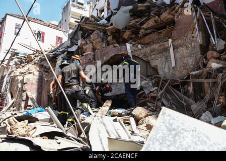 Beirut, Libanon. August 2020. Libanesische Feuerwehrleute betreten ein eingestürzter Bau in der Gemmayze-Gegend, um einen gefangenen Hund über 40 Stunden zu retten, nachdem eine katastrophale Explosion im Hafen der Hauptstadt Schäden an Gebäuden in der ganzen Stadt verursacht hat. Kredit: Elizabeth Fitt/Alamy Live Nachrichten Stockfoto