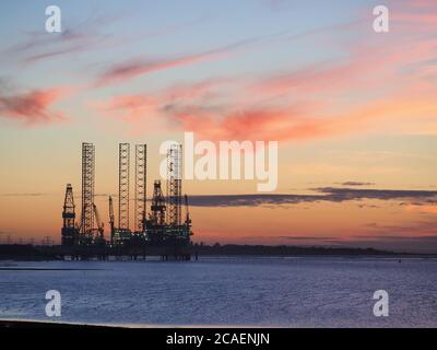 Sheerness, Kent, Großbritannien. August 2020. UK Wetter: Sonnenuntergang in Sheerness, Kent. Kredit: James Bell/Alamy Live Nachrichten Stockfoto