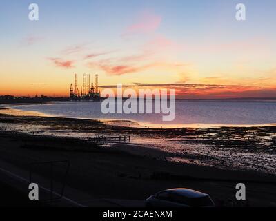 Sheerness, Kent, Großbritannien. August 2020. UK Wetter: Sonnenuntergang in Sheerness, Kent. Kredit: James Bell/Alamy Live Nachrichten Stockfoto