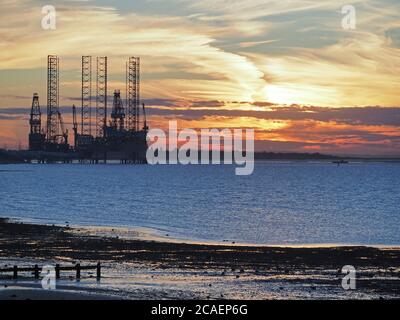 Sheerness, Kent, Großbritannien. August 2020. UK Wetter: Sonnenuntergang in Sheerness, Kent. Kredit: James Bell/Alamy Live Nachrichten Stockfoto