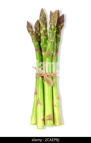 Frischer grüner Spargel Bündel isoliert auf weißem Stockfoto