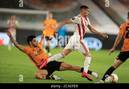 Olympiakos' Lazar Randjelovic (rechts) und Wolverhampton Wanderers' Raul Jimenez kämpfen um den Ball während der UEFA Europa League Runde von 16 zweiten Bein Spiel im Molineux Stadium, Wolverhampton. Donnerstag, 6. August 2020. Siehe PA Geschichte SOCCER Wolves. Bildnachweis sollte lauten: Mike Egerton/PA Wire. Stockfoto