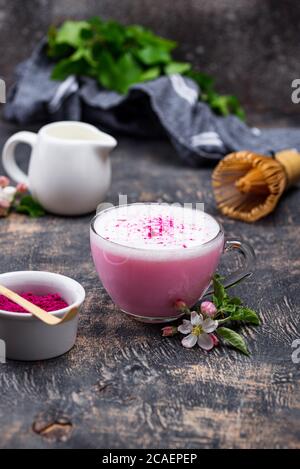 Rosa Matcha Latte mit Milch Stockfoto