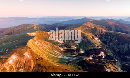 Panorama der Chornohirsky Range in den ukrainischen Karpaten bei Sonnenaufgang. Die höchsten Berge in der Ukraine im Frühling. Landschaftsfotografie Stockfoto