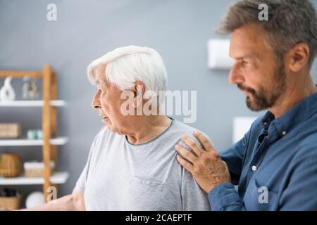 Alter Älterer Mann Mit Demenz, Der Unterstützung Und Pflege Vom Sohn Erhält Stockfoto
