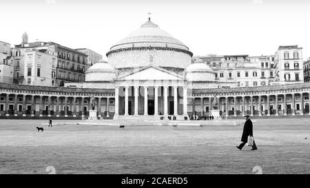 NEAPEL, ITALIEN - GENUARY 04, 2008: Bild schwarz-weiß ein Gentleman überquert den Plebiscito-Platz vor dem Pantheon in Neapel Wahrzeichen und Denkmal Stockfoto