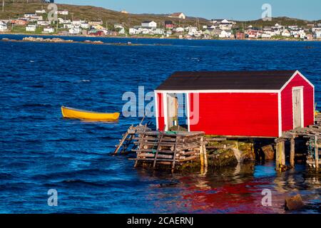 Rotes 'Stage'-Gebäude und gelbe Dory, Joe Batts Arm, Neufundland und Labrador NL, Kanada Stockfoto