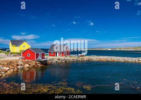 Haus und Bühnen mit Blick auf den Hafen, Joe Batts Arm, Neufundland und Labrador NL, Kanada Stockfoto