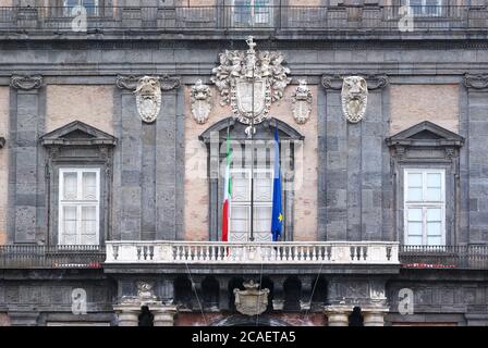 NEAPEL, ITALIEN - GENUARY 04, 2008: Detail Fassade des Königspalastes von Neapel historisches Denkmal und Wahrzeichen von Kampanien Tourismus Stockfoto