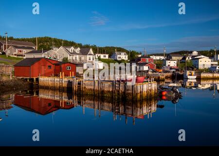 Reflections in the Inner Harbour, Robert's Arm, Neufundland und Labrador NL, Kanada Stockfoto