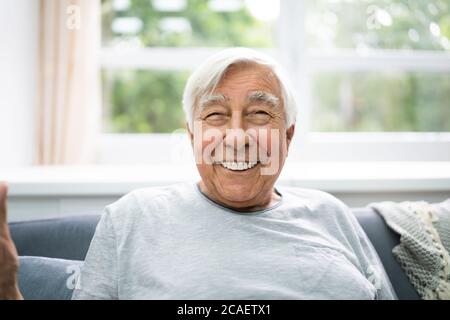 Altes Seniorenporträt Mit Grauem Haar Zu Hause Stockfoto