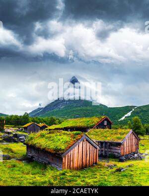 Typische norwegische alte Holzhäuser mit Grasdächern in Innerdalen - Norwegens schönstes Bergtal, in der Nähe des Innerdalsvatna Sees. Norwegen, Europa. Landschaftsfotografie Stockfoto