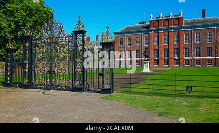 Ein reicher Zaun und Gebäude des britischen Königshauses Familie Stockfoto