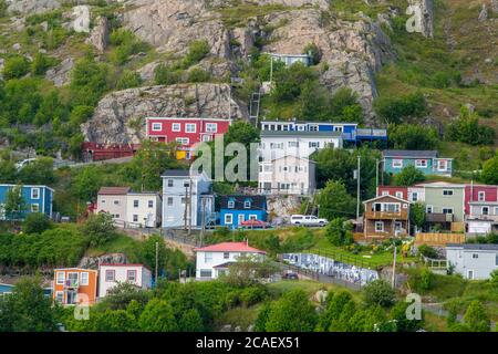 Farbenfrohe Häuser unter Signal Hill, St. Johns, Neufundland und Labrador NL, Kanada Stockfoto