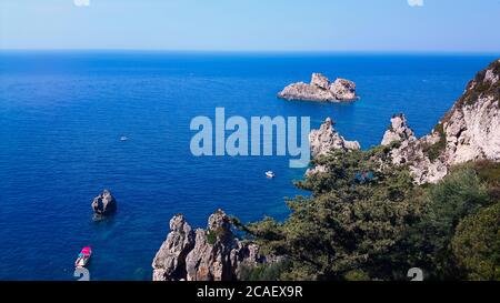 Ein atemberaubender exotischer blauer Blick über das Mittelmeer Stockfoto