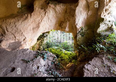 Archäologische Sehenswürdigkeiten von Latomia dell Intagliata in Palazzolo Acreide, Provinz Syrakus, Italien. Stockfoto