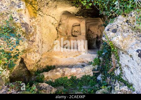 Archäologische Sehenswürdigkeiten von Latomia dell Intagliata in Palazzolo Acreide, Provinz Syrakus, Italien. Stockfoto