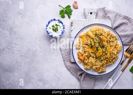 Geschmorte gesunde Bulgur mit Gemüse Stockfoto