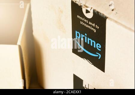 Rom, Italien, August 2020: Das Amazon Prime-Logo auf dem schwarzen Sicherheitsband auf einem Karton. Verpackung für Versand und Online-Shopping. Abb. Stockfoto