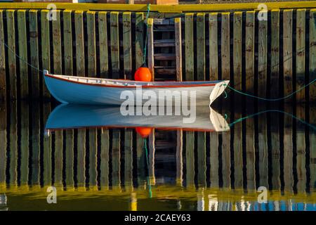 Moored Dory, Twillingate, Neufundland und Labrador NL, Kanada Stockfoto