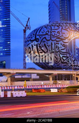 DUBAI, VAE - 15. NOVEMBER: Der Bau der Museum der Zukunft in der Nacht beleuchtung am 15. November 2019 in Dubai, VAE Stockfoto