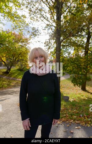 Ältere Frau auf dem Weg der ruhigen und entspannenden Naturpark Stockfoto