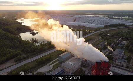 Luftverschmutzung durch Rauch aus Fabrikschornsteinen. Blick aus der Vogelperspektive auf das Industriegebiet im Leningrader Gebiet Stockfoto