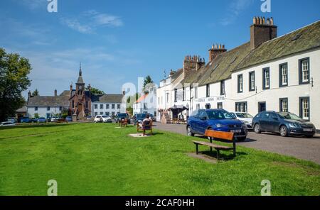 Tweeddale Arms Hotel und Gifford Town Hall, Gifford, East Lothian, Schottland, Großbritannien. Stockfoto