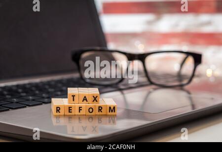 STEUERREFORM Brief blockiert Geschäftsfinanzierung Konzept auf Laptop-Tastatur Stockfoto