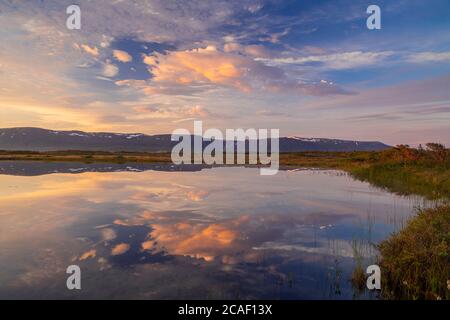 Sonnenaufgangsreflexionen in Küstengewässern, Gros Morne National Park, Neufundland und Labrador NL, Kanada Stockfoto