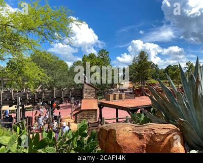 Orlando, FL/USA- 7/25/20: Der Blick auf frontierland vom Big Thunder Mountain Ritt mit Menschen tragen Gesichtsmasken und soziale Distanzierung in Walt Disney W Stockfoto