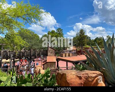 Orlando, FL/USA- 7/25/20: Der Blick auf frontierland vom Big Thunder Mountain Ritt mit Menschen tragen Gesichtsmasken und soziale Distanzierung in Walt Disney W Stockfoto