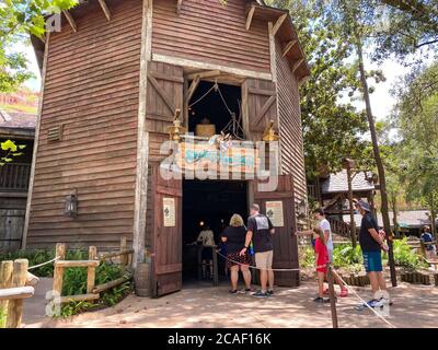 Orlando, FL/USA- 7/25/20: Menschen am Eingang zum Splash Mountain Ride tragen Gesichtsmasken und soziale Distanzierung in Walt Disney World in Orlando, Stockfoto